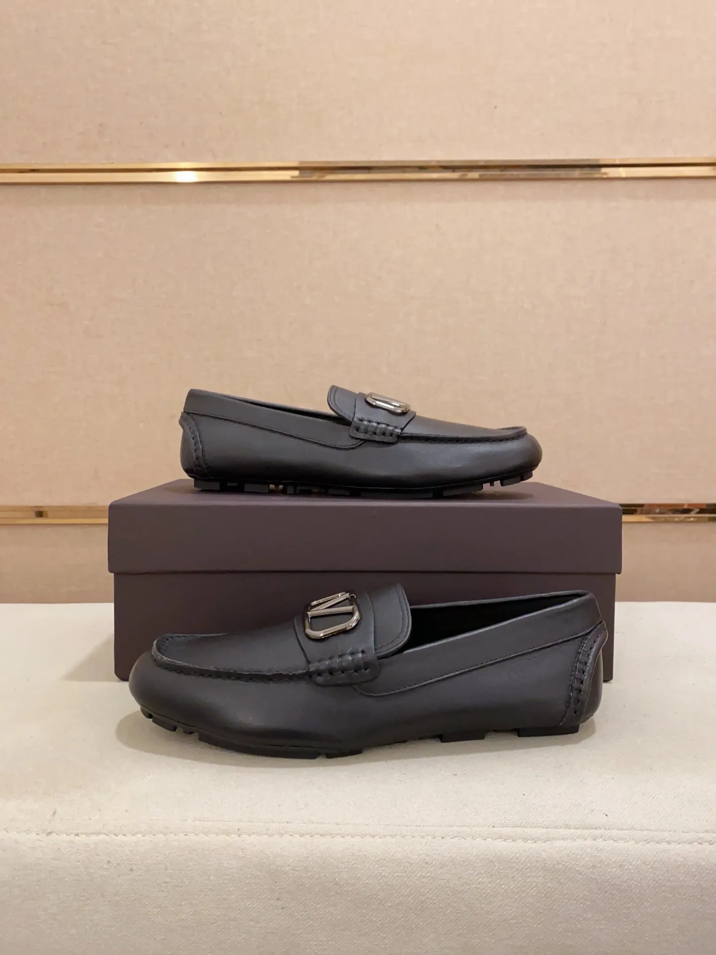 Men's shoes💰: 680💰VALENTINO, made of imported cowhide with imported water-dyed cowhide lining, iconic hardware and iconic wear-resistant outsole. 38-44. 45 VALENTINO packaging can be customized to enjoy the brand’s iconic product packaging